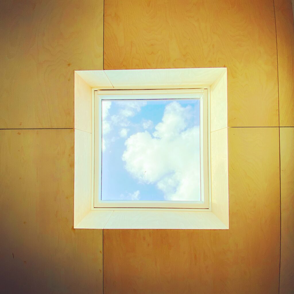 Rakentaa - Lijzijde velux raam en berken plafond